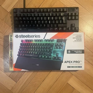 SteelSeries Apex Pro TKL - SteelSeries Apex Pro TKL mekaniskt gamingtangentbord med justerbara Omnipoint-switchar och OLED Smart Display. Kompatibelt med PC, Mac, Xbox One och PS4. Tangentbordet är i gott skick och fungerar utmärkt. Pris kan diskuteras.