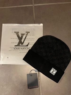 Svart mössa - Snygg svart mössa helt ny