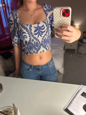 Vit och blå mönstrig topp - Super somrig och bekväm topp med ett jättefint mönster💕aldrig använt