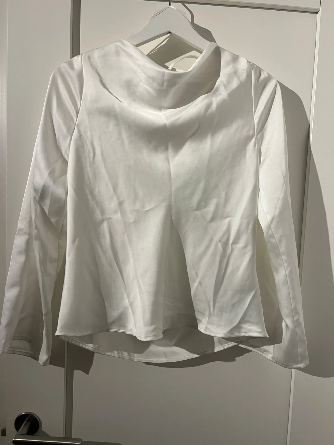 Vit silkeströja med snörning Gina Tricot