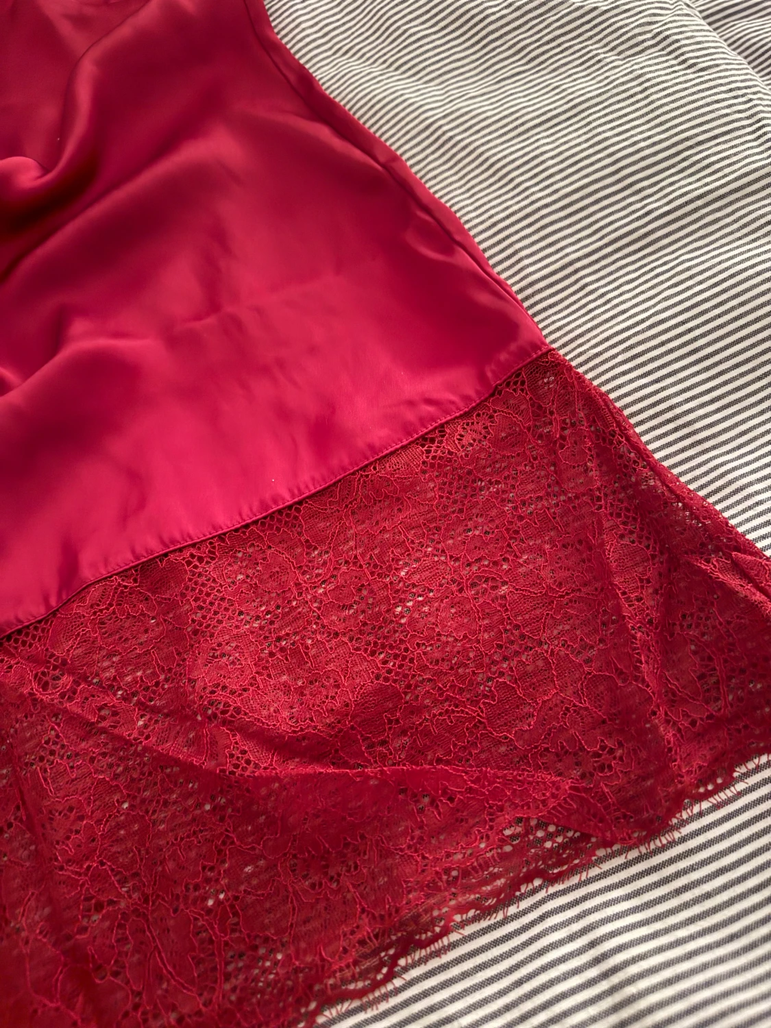  Rött nattlinne med spetsdetaljer - 2