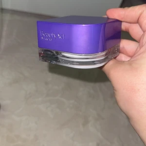 BeautyAct 1% RetinolRevive NightLab Mask - Säljer en ansiktsmask från BeautyAct by Kicks, 1% RetinolRevive NightLab Mask. Kommer i en snygg, lila och transparent burk med vit insida. Masken är en overnight face mask med inkapslad retinol, perfekt för din kvällsrutin.