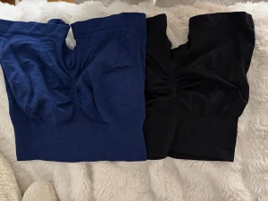 Svart och marinblå träningsshorts - Säljer dessa två träbingsshorts med scrunch från Shein. Använda fåtal gånger, bra skick. Säljer båda för 40kr och ett par för 25. Köp båda genom ”köp direkt” och om du vill ha ett par skriv till mig 