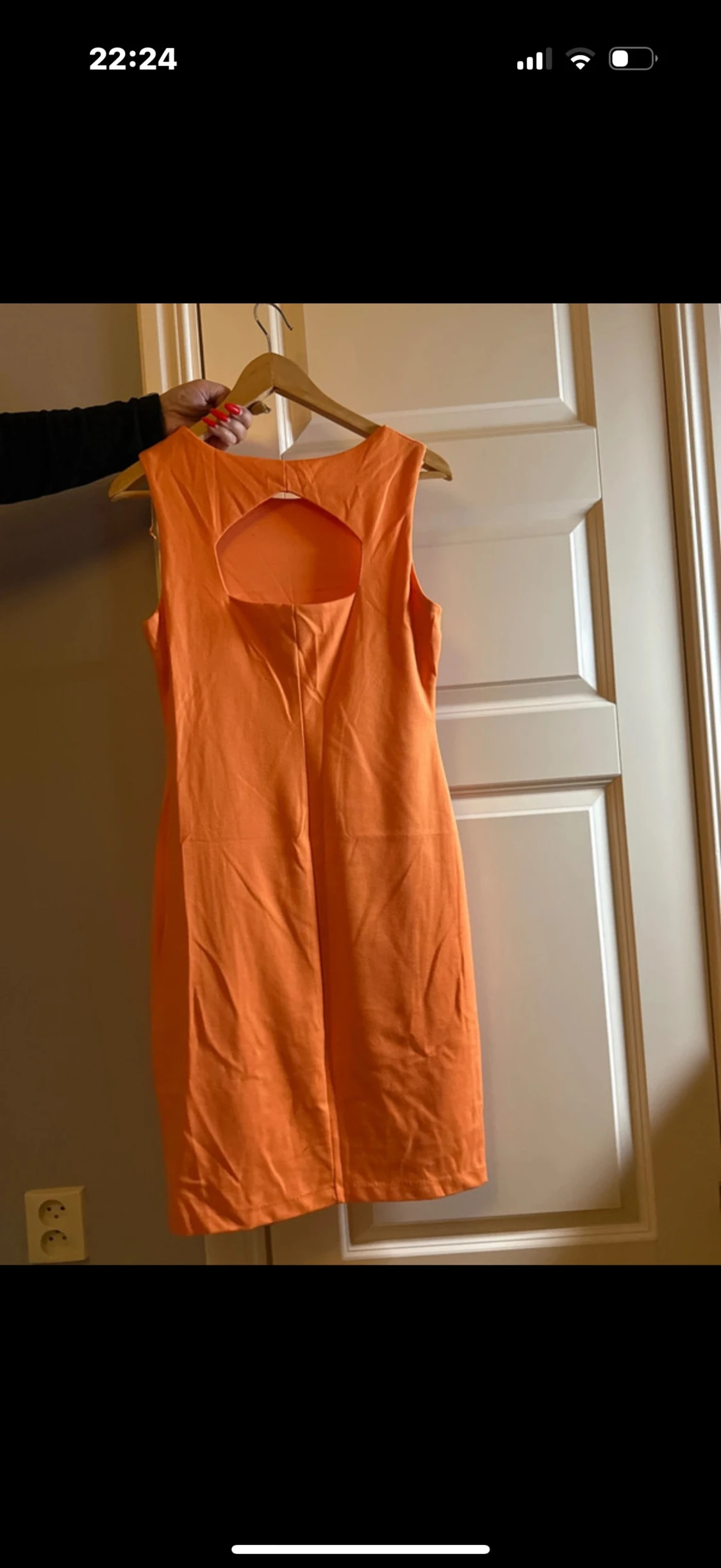 Orange ärmlös klänning med öppen rygg - 1