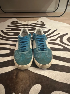 Valentino Flycrews - Ett par riktigt feta valentino flycrews. Den saknar en nit som går att limma tillbaka jag har kvar niten gråna när jag tappa den så den medföljer. skorna har några små synbara skador och blekt färg men sitter ändå jävligt fett och är fof väldigt snygga. Kontakta vid frågor eller köp PRIS ER EJ HUGGET I STEN.!!!