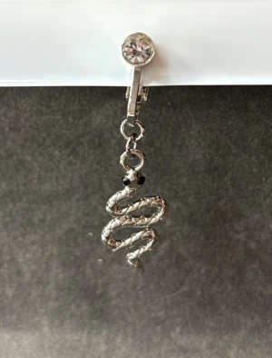Clip on navelpiercing  - Säljer en clip on navel piercing, aldrig använd. Perfekt för de som inte vill ha en permanent piercing.