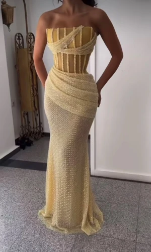 Guldig långklänning med pärldetaljer - Egendesignad skräddarsydd klänning i Albanien , använd endast några timmar. Passar storlek 36–42   Pris 2000 kr – kan diskuteras vid snabba affärer. Fler bilder kan skickas .