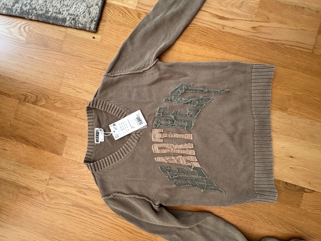 Oanvänd khakigrön tröja från Weekday - 1