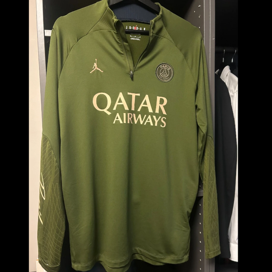 Grön långärmad PSG fotbollströja från Jordan