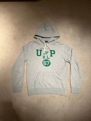  Ralph Lauren hoodie  - Tjena, säljer denna riktigt feta Ralph Lauren hoodien med grönt tryck. Skicket är väldigt bra skulle säga 9/10. Storleken är S, killen på bilden är 182 cm. Släng iväg ett dm för frågor eller mer bilder! 🙌🍾
