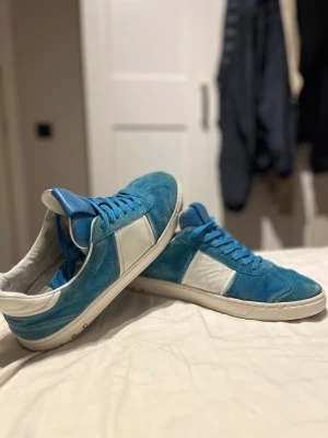 Valentino flycrew  - Ett par riktigt feta valentino flycrew 🔵 i storlek 41, men passar 42. Skorna är i bra skick 😀 och har inga särskilda defekter. Skorna 👟 är perfekta året runt. Hör av dig om du är intresserad eller har nån fundering kring skorna 🤩