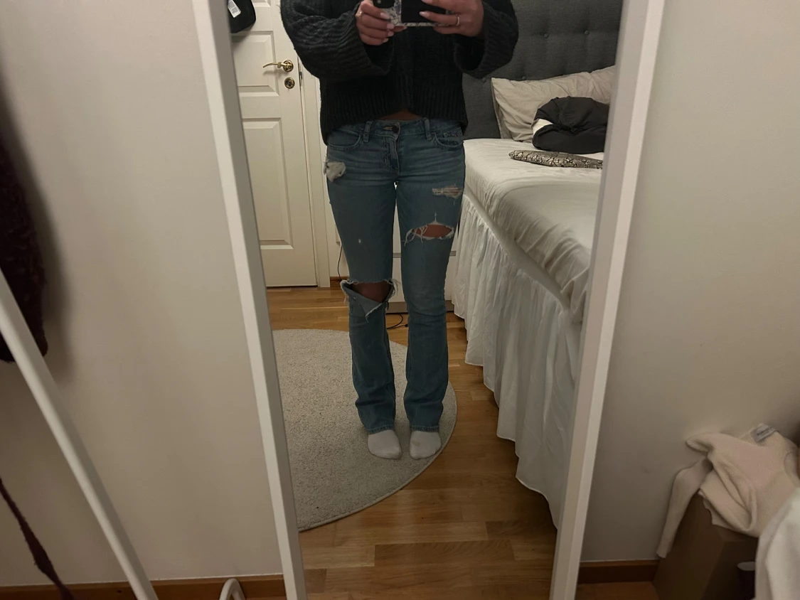 Hollsiter jeans med hål  - 1