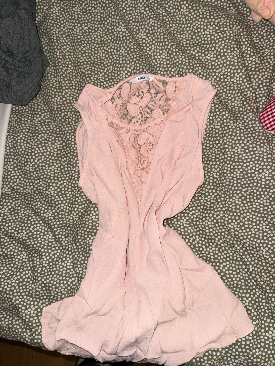Ljusrosa blus med spets från ONLY - 1