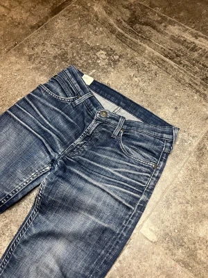 Sinnessjuka Vintage Slim Fit Jeans  - Tja! säljer mina galet snygga jeans från lee i storlek 28/31👏 washen på dessa är helt sjukt skön, skriv ifall ni har frågor🫡