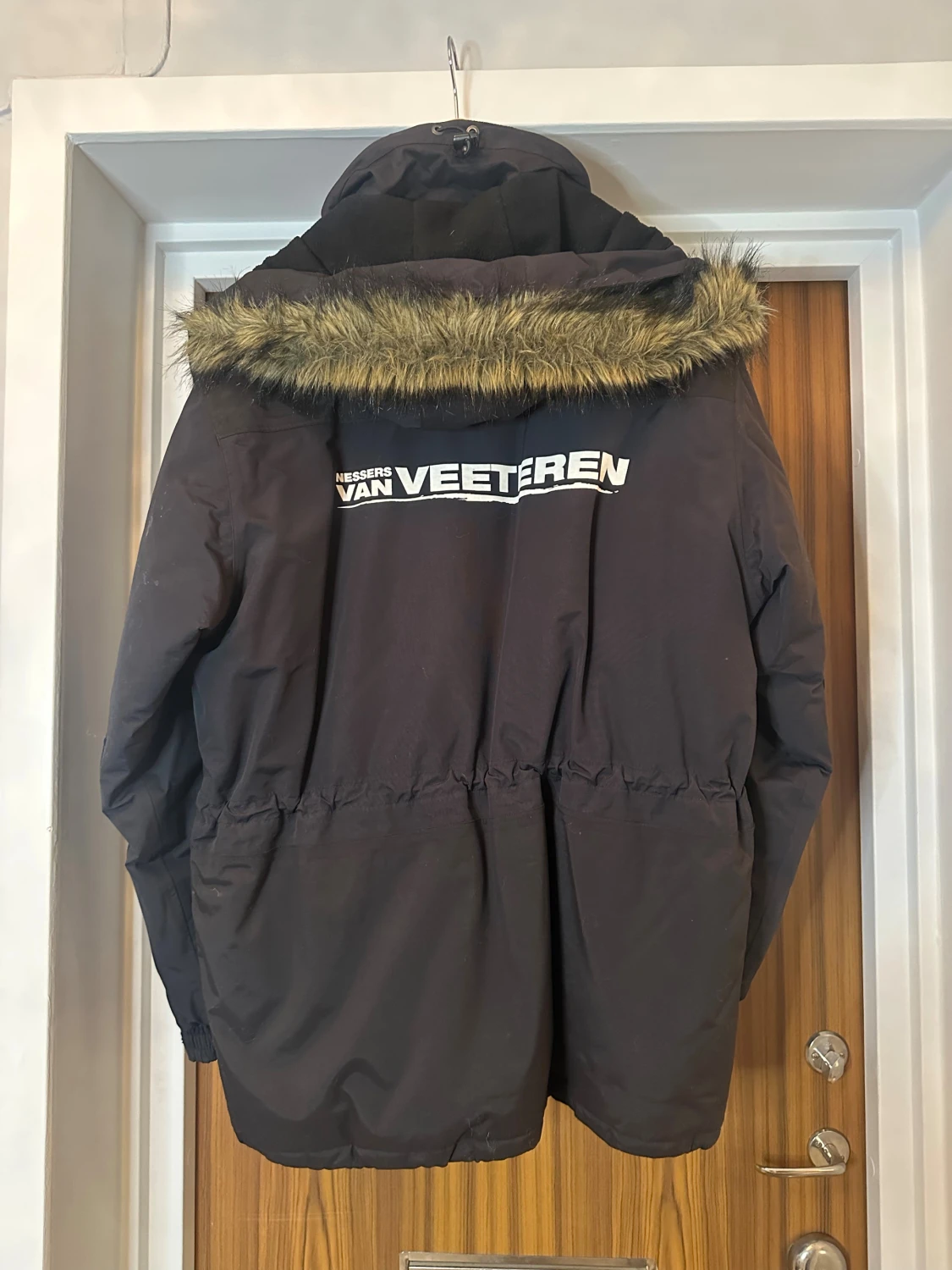 Svart parkajacka Fjällräven Polar, med i filmerna Van Veeteren - 1