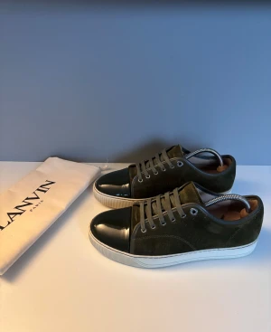 Lanvins  - Säljer ett par lanvins i ovanlig färg, storlek UK7 (EU41). Cond 9/10 lite heeldrag och några märken på ena toecapen annars väldigt bra skick! Medkommer dustbag!