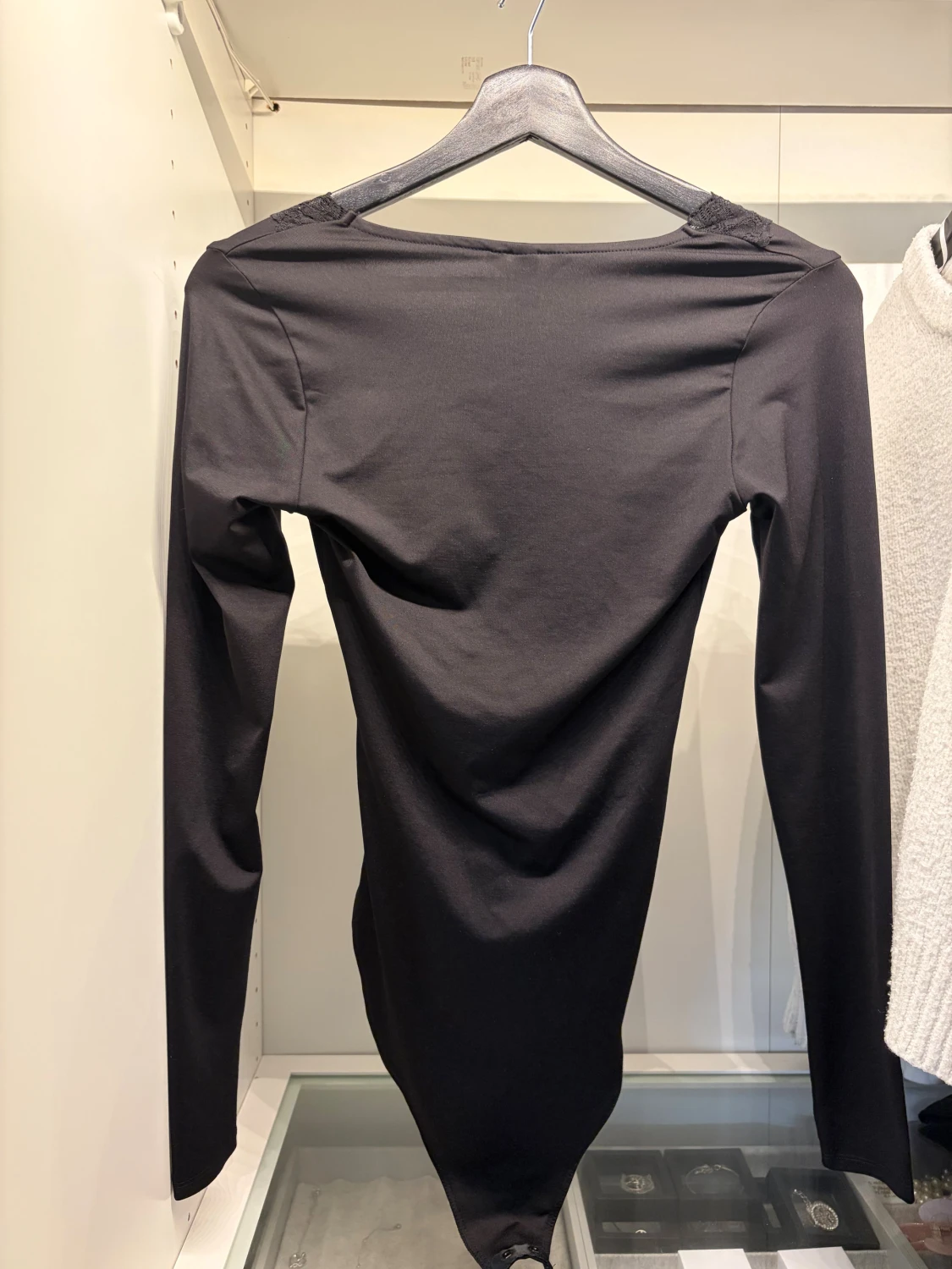 Svart långärmad body med spets - 1