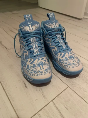 MB 04 ”LaFrance” - Säljer knappt använda MB 04 lafrance. Har knappt kört i dem och de passar inte så bra på mig. Riktigt sköna skor dock och du skulle säkert gilla dem. Säljer de för billigt 750 till 650 priset kan diskuteras.