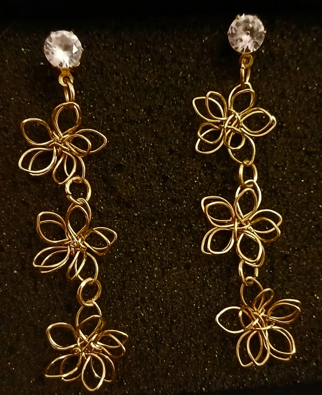 Guldiga blomörhängen med strass