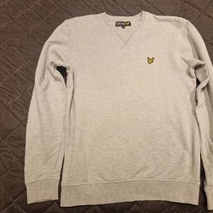.Lyle & Scott - Långärmad tröja, grå, i mycket fint skick.