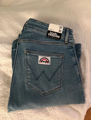 Wrangler Flare Jeans  - Wrangler Flare Jeans i färgen Hazel. Storlek W27 L32. Aldrig använda, med prislappar kvar. Swish går bra. Skickar så fort jag kan, köpare kan även välja valfritt fraktbolag samt spårbart.