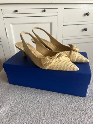 Klackar - Klackskor från Stuart Weitzman. Storlek 39. Endast testade inomhus. Kartong & dustbag medföljer. Swish går bra, köpare står för frakt. Valfritt fraktbolag går bra. Skickar spårbart.