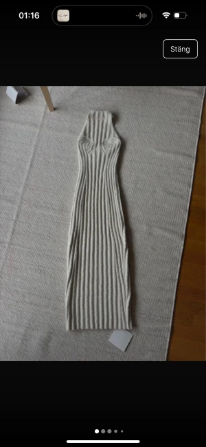 Vit ribbad långklänning från Adoore - Vit klänning från adoore. Helt ny. Storlek 34. 