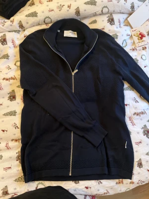 Zip cardigan - Säljer min sambos fina zip tröja från Selected. Knappt använd så väldigt fin i kvaliten🫶🏼 köpt för 650kr