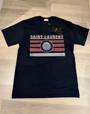 Sl tshirt  - Sprillans ny tshirt! Nyskick, storlek M! Tags sitter på! Vid minsta fundering kontakta mig!