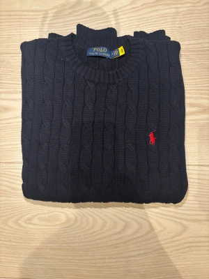 Ralph lauren tröja - En riktigt fin Ralph Lauren tröja, perfekt till denna vinter | Nypris: 2199 kr | Skick: 9,5/10 | Använd bara ett par gånger | Självklart äkta ✅| Inga defekter | Storlek: M | Hör av er vid minsta fundering!🙌