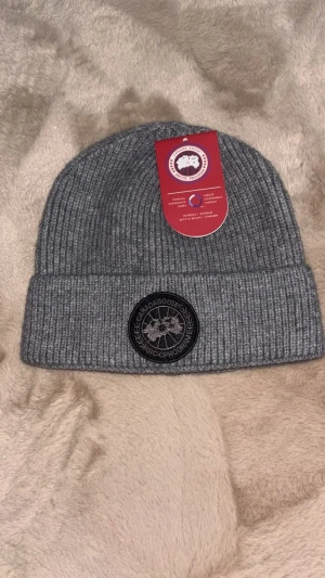 Canada goose mössa - Säljer en canada goose mössa perfekt för kalla dagar och dig som gillar märken och mode kom dm för eventuella frågor 🧐pris kan diskuteras 💯. 