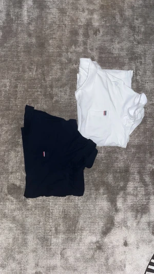 Pier One piké - Vi säljer en Piké-Bundle från Pier One. Pier One är ett märke som säljer kläder i Stockholmsstil av högsta kvalitet. Två pikés med stekig vibe och perfekt för dig som kör dig grisch. Dessa är oanvända och är som nya. Ställ frågor - Priset kan diskuteras!