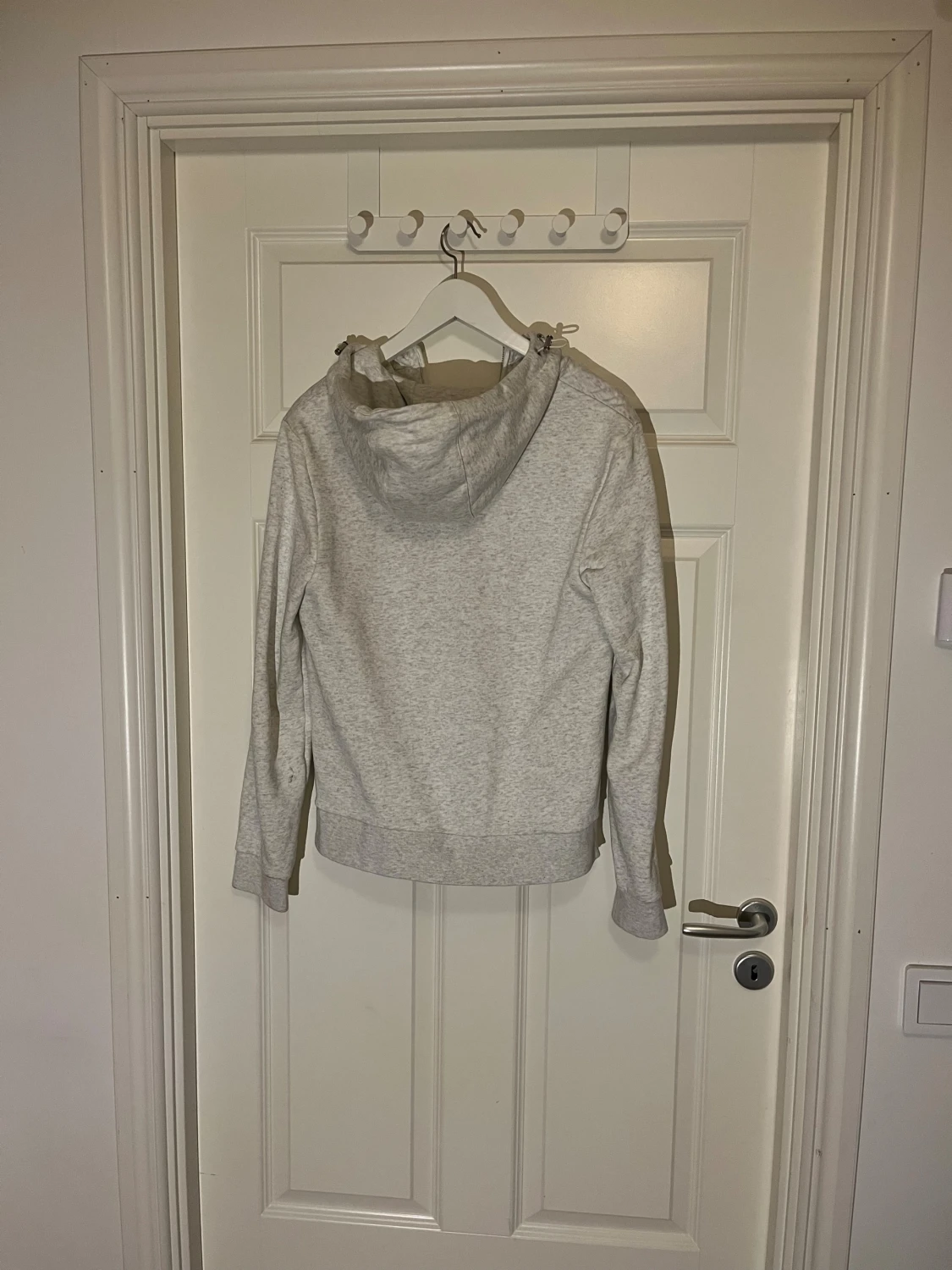 Ljusgrå cardigan. - 1