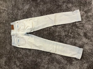 Ljusblå lågmidjade jeans  - Säljer dessa lågmidjade snygga jeans. Knappt använda och väldigt fint skick, pris kan diskuteras💕