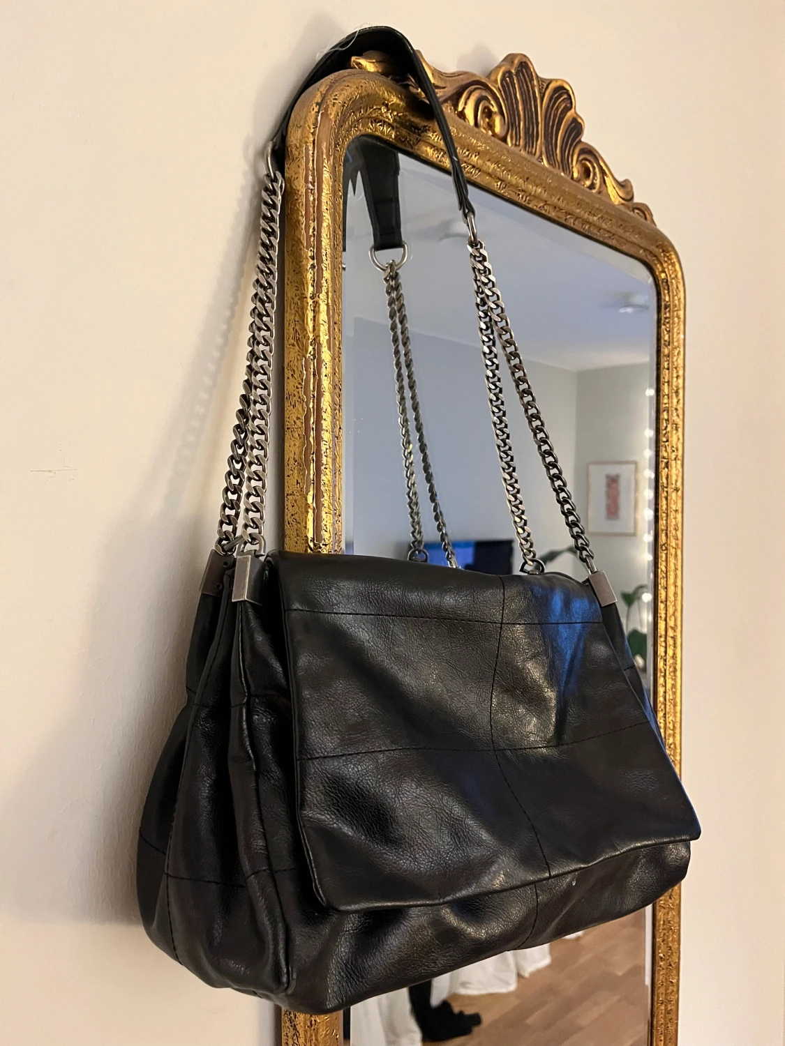Svart axelväska i skinn med kedjerem - 1