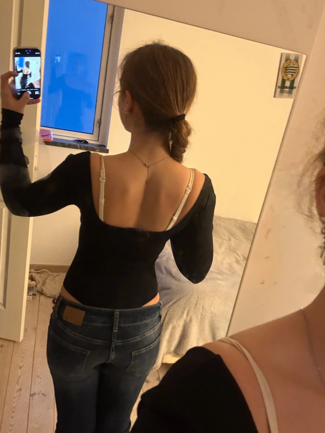 Svart långärmad body med urringning - 1