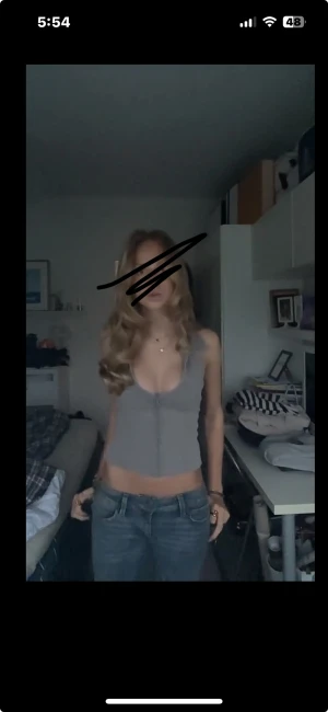 as snygg fest topp  - från zara, som ny och är i en mörkgrå nyans 