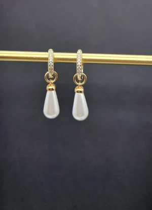 Guldpläterad örhängen  - Guldpläterad rostfritt stål. 