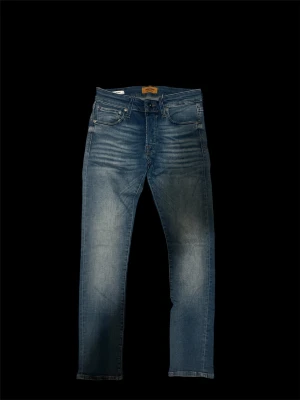 Jack and Jones jeans - Feta Jack and Jones jeans i modell-slim/glenn Använda Max 10 gånger W27 L30 Inga skador utan de är skuggor från appen jag använder för att ta bort bakgrunden