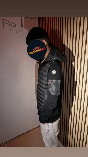  Moncler jacka  - Säljer nu en Svart jacka från Moncler med huva i storlek S. Aldrig använd lapparna är kvar. Skriv vid minsta fundering✅