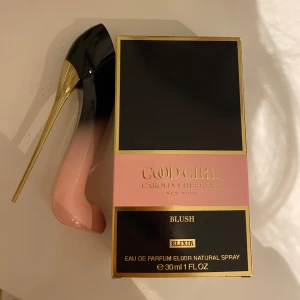 Helt ny Carolina Herrera blush  - Säljer denna parfymen som jag köpte för 1100kr, har tagit 3-4 spray så helt ny!. Säljer för endast 850kr!.