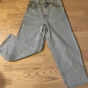 Polar Big boys - Jag säljer mina Big boys eftersom jag växte ur dem. De är använda cirka 3 gänger och har inga skador alls. Jeansen är i färgen light blue. Storleken ar XXS.