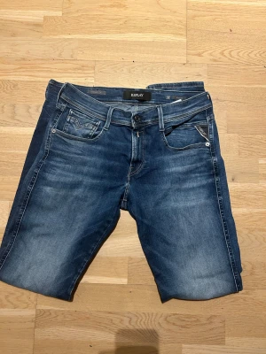 Replay Jeans - Feta blåa replay jeans i storlek W30 L34