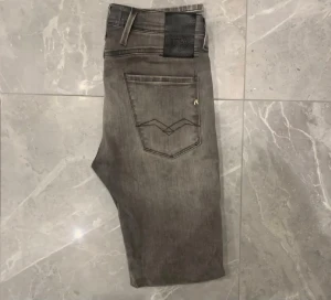 Replay Jeans W29 - Snygga Replay Anbass jeans i grå tvätt med Slim fit-modell, storleken är W29 L32. Nypris ca 1800 mitt pris 599. Jeans är knappt använda. Bara att skriva vid funderingar🙌