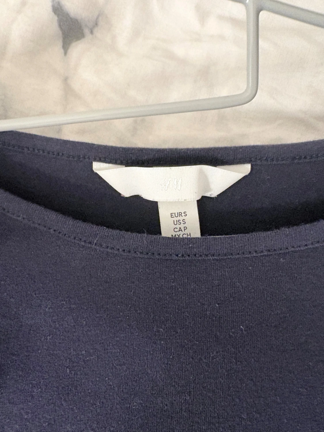 Mörkblå topp med puffärmar från H&M - 1