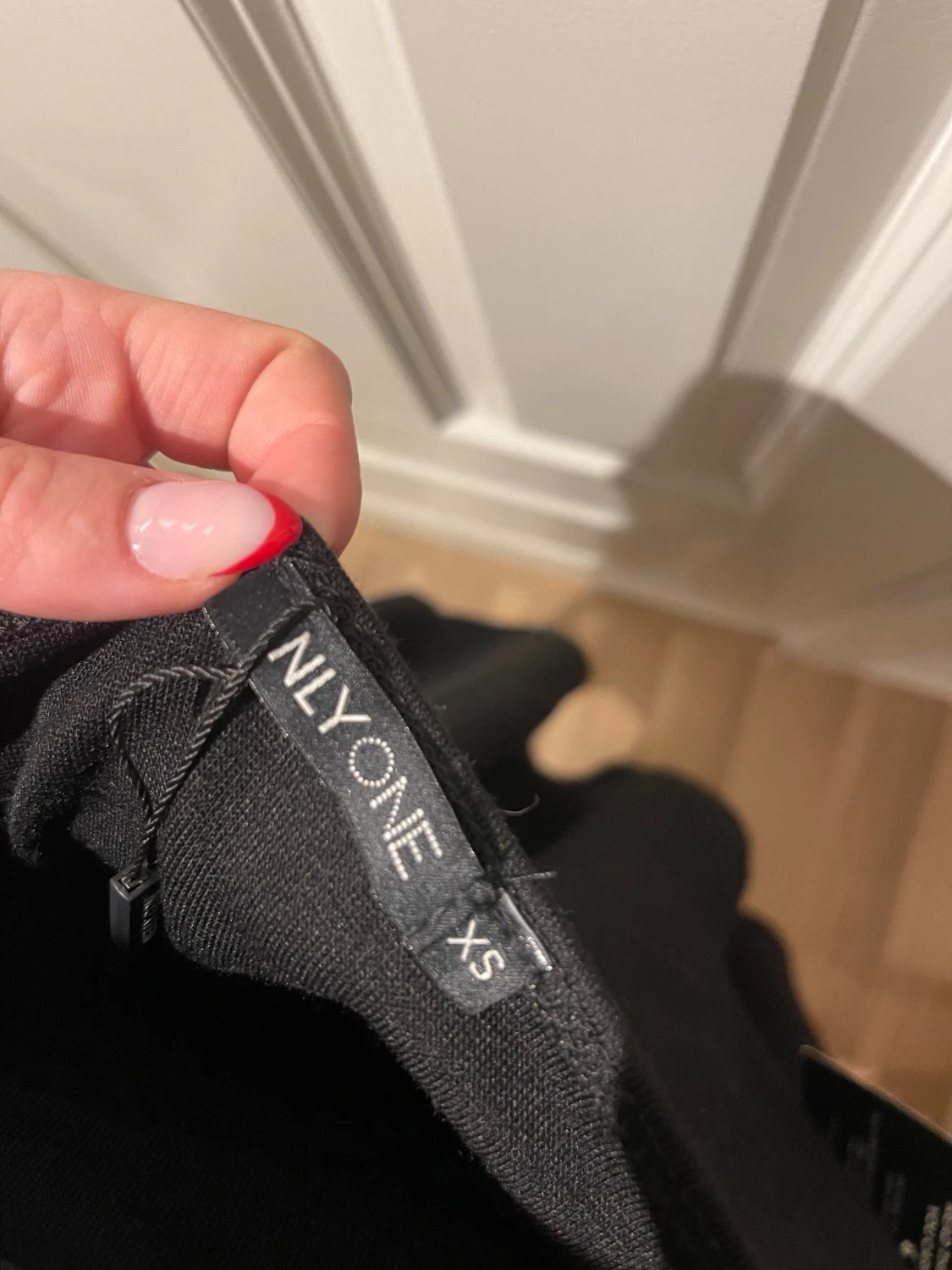 Svart offshoulder klänning Nelly  - 1