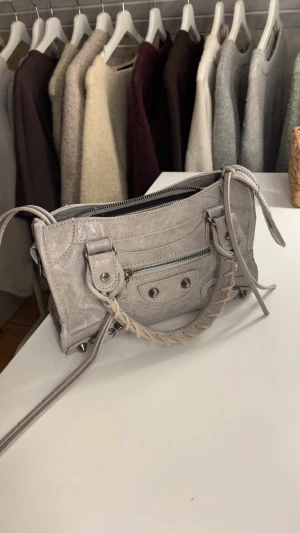 Handväska  - Skitsnygg handväska i ljusgrå färg med silver detaljer. Skriv för fler bilder!! 