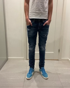 Dondup Jeans  - Säljer nu dessa Dondup Jeans med snygga slitningar i populär design, skriv för fler bilder/frågor🙌🏼