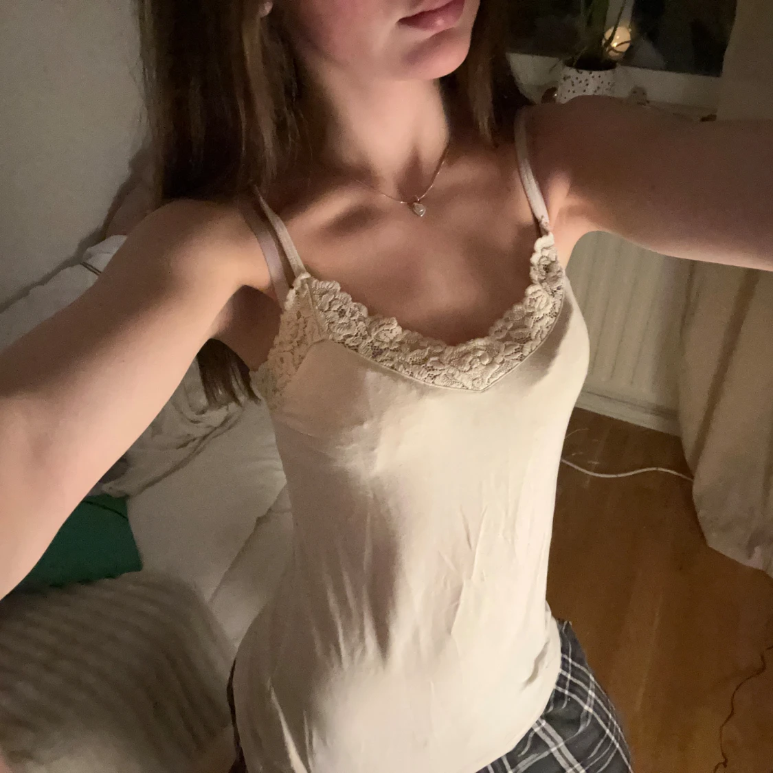 Beige linnetopp med spetsdetalj