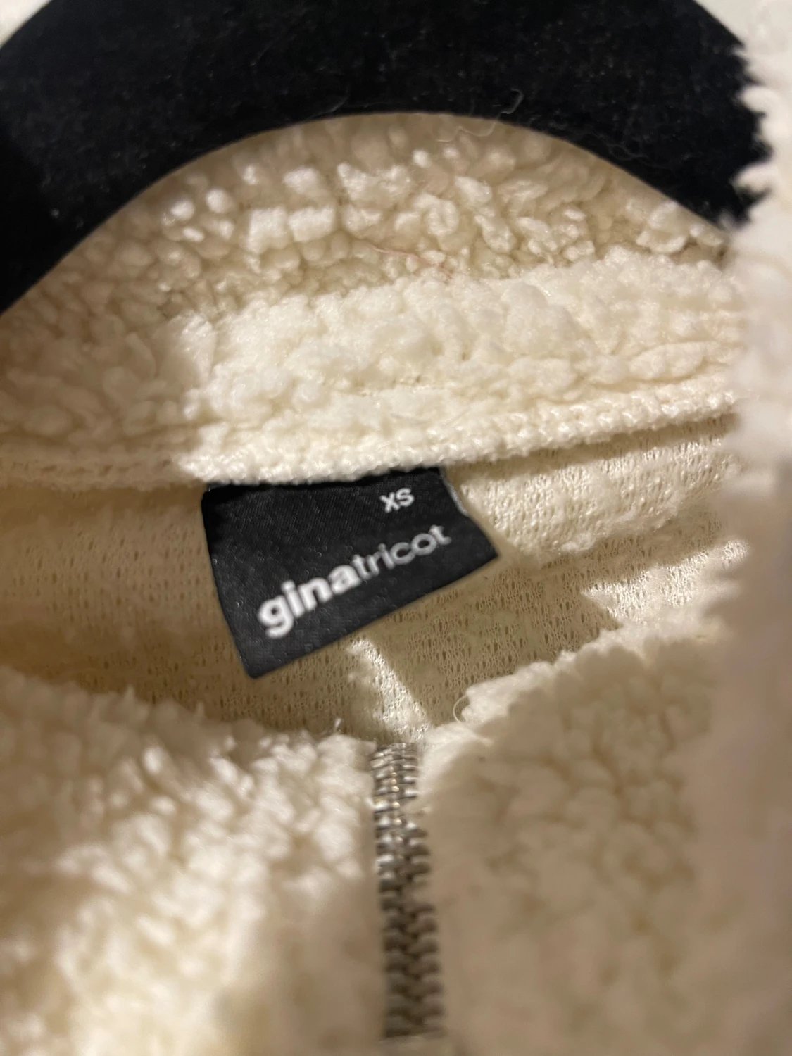 Cremevit fleece-tröja från Gina Tricot - 1